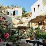 Shoestring Cave House