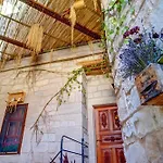 Nar I Ask Cave Hotel