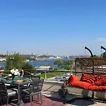Waterfront Apartment By The Tram - Terrace With Dome & Golden Horn View In Fatih