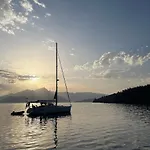 2-Cottage Yacht With 2 Showers