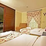 Avalon Beach Hotel