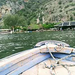 River Hotel