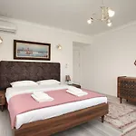 Golden Star Suites