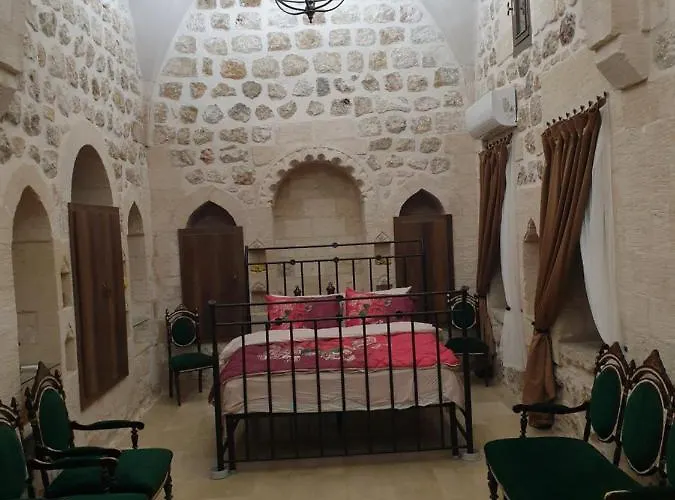 Mardin Tarihi Ulu Cami Yani, Tarihi Konak