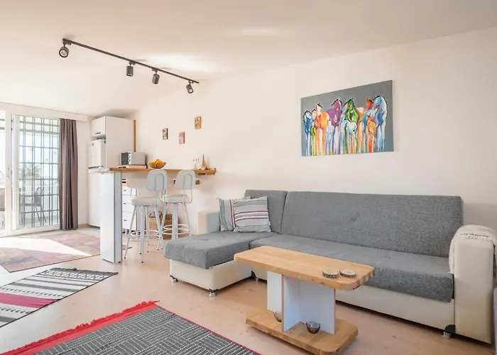 Central, Cozy, Comfy, 1Br House, Free Parking & Fast Wi-Fi, 4Ppl