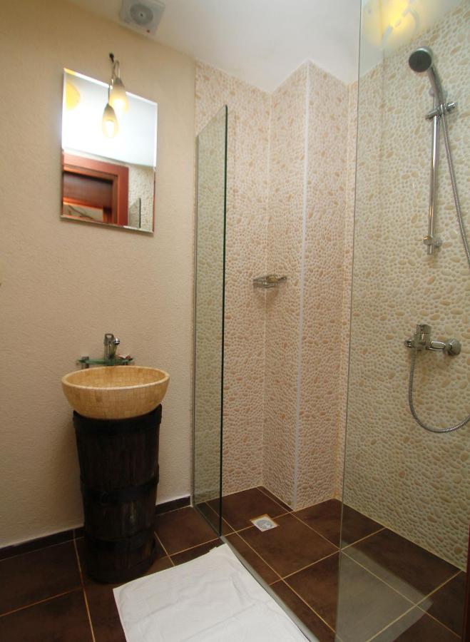 Harmoni Bed & Breakfast *