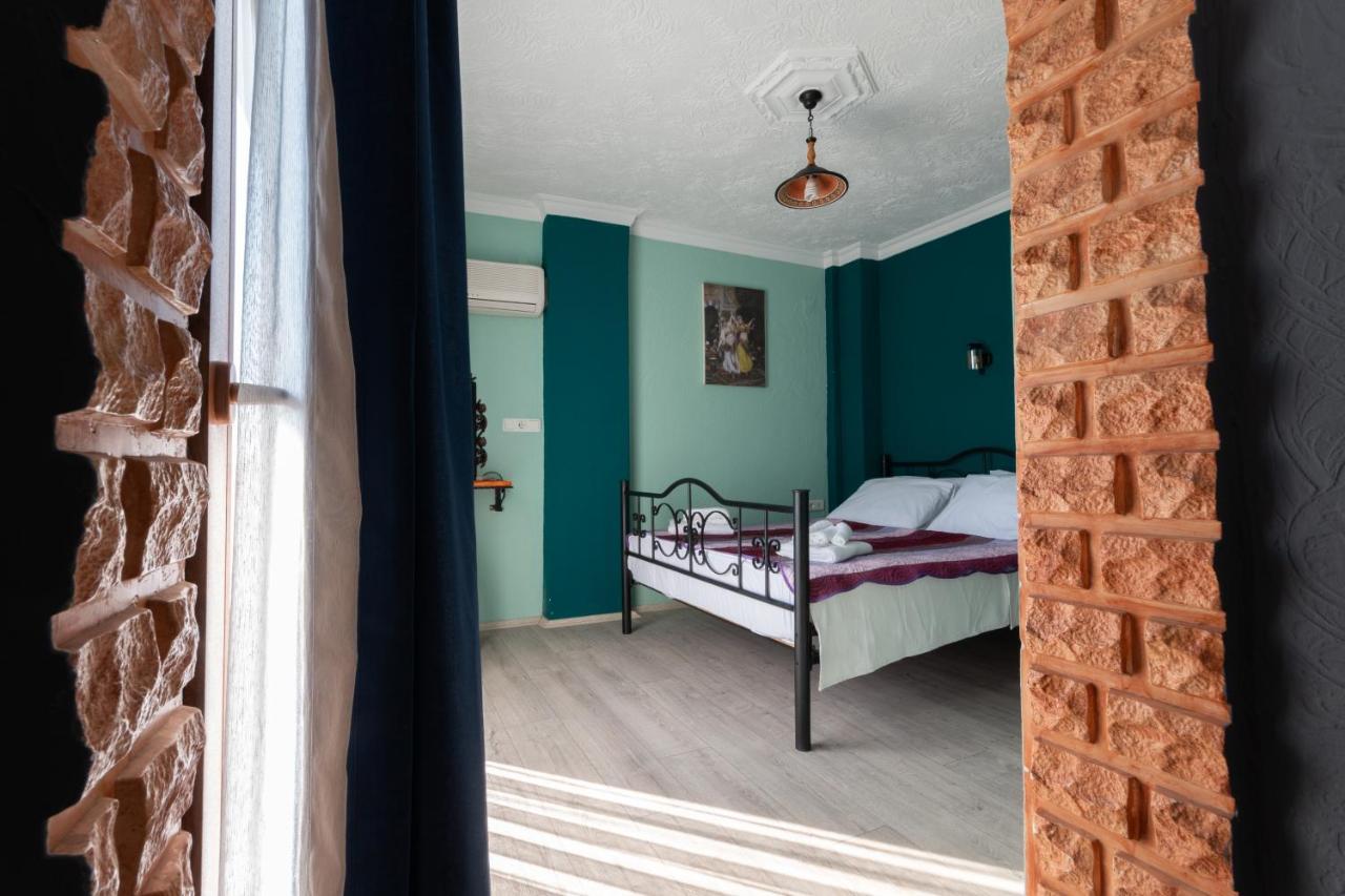 Rebetika & Bistro Hotel