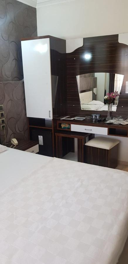 Hotel Sera 2*