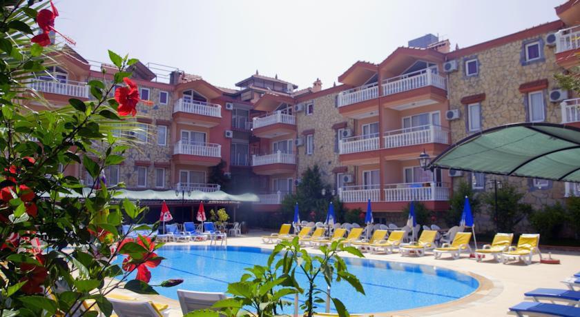 Mediterranean Garden Apartment *