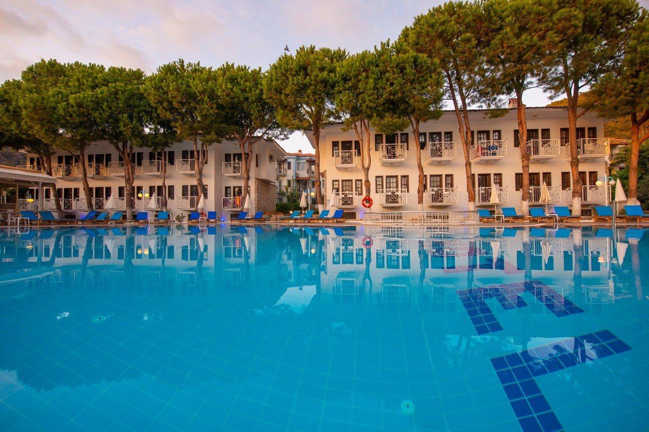 Hotel White