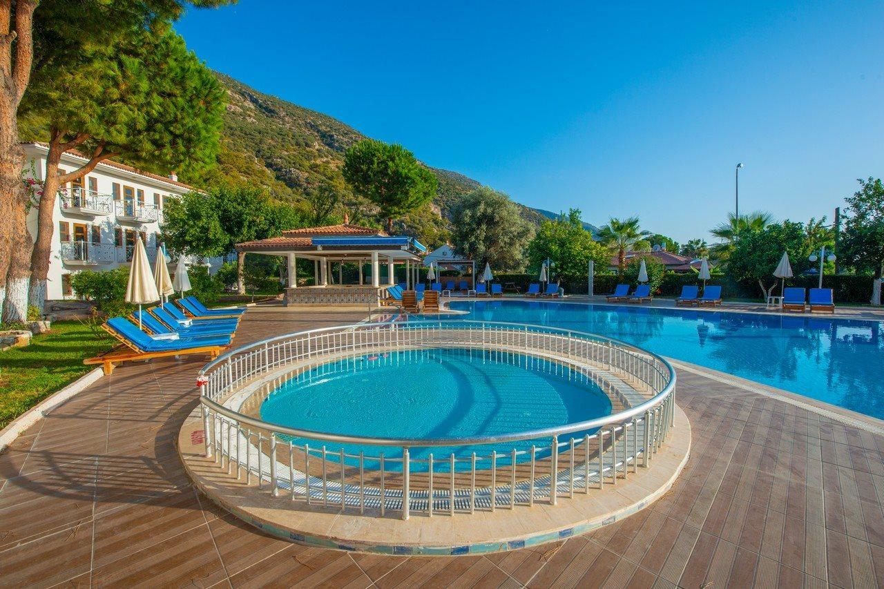 Hotel White 3*