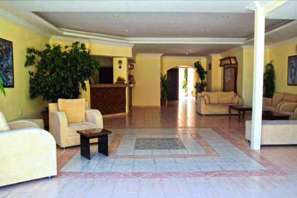 Hotel Dynasty Side