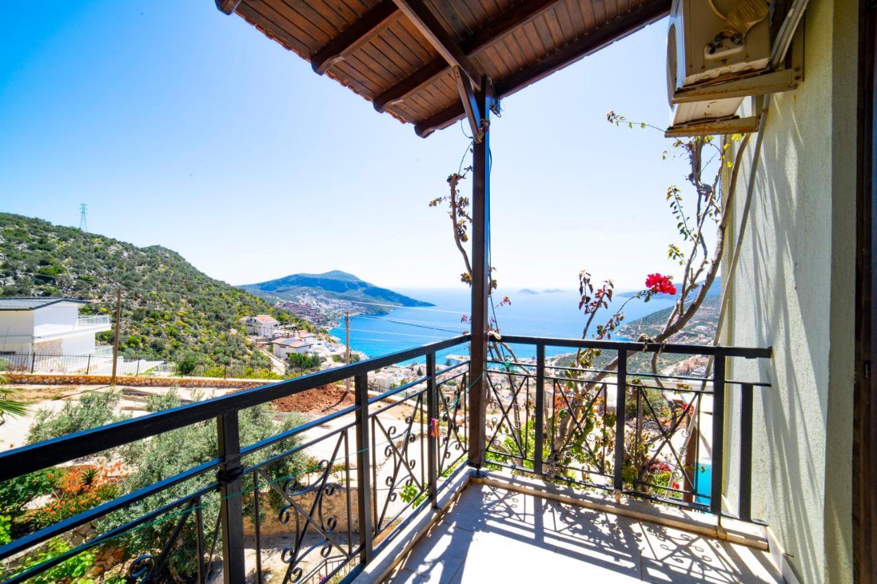 Mira Kalkan -close To Center-
