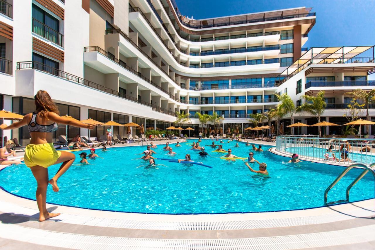 Alexia & Hotel Side