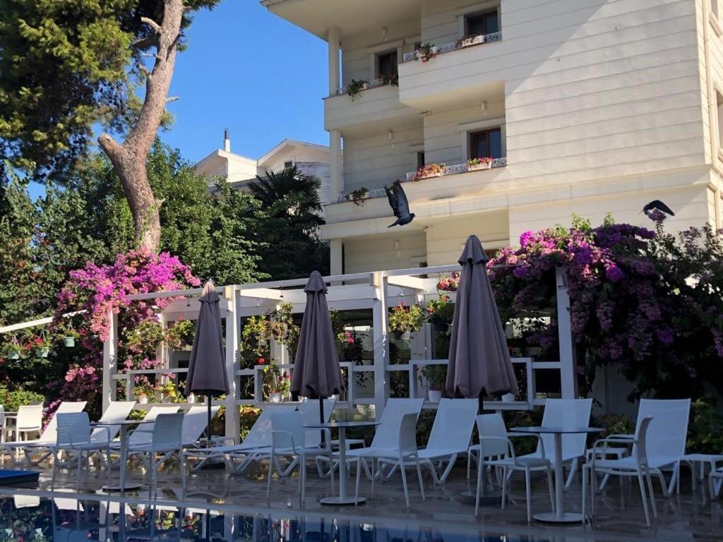 Ascot Bueyuekada Hotel