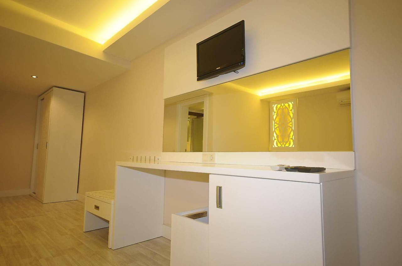 Aura Boutique Hotel 3*