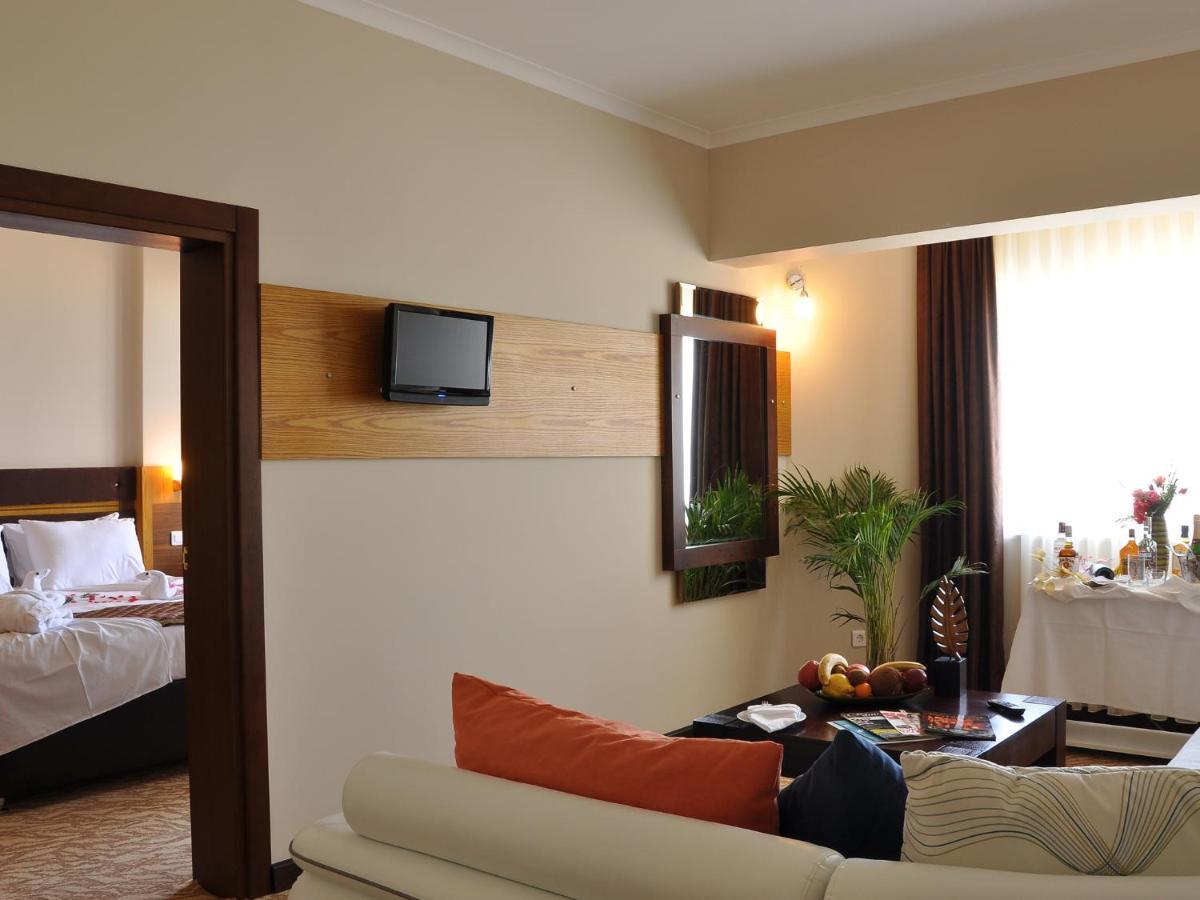 Hotel &