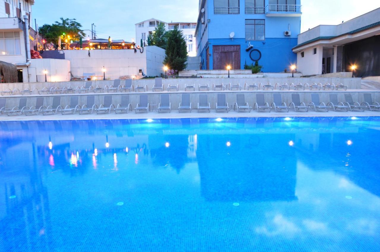 Hotel &