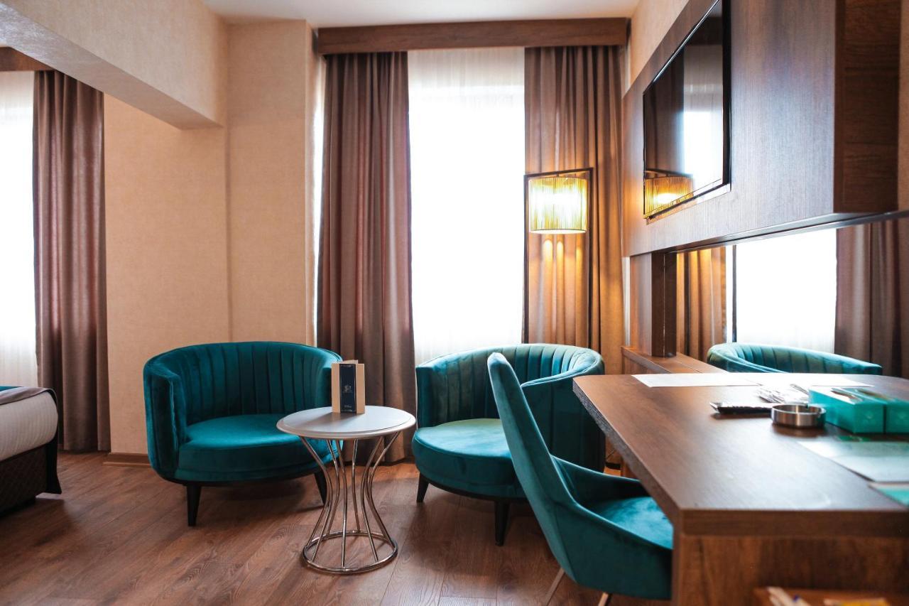 The Life & Hotel