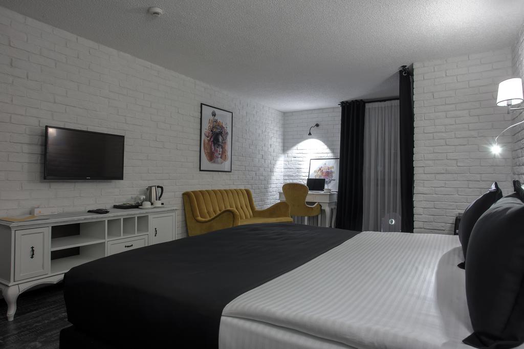 Hotel Check & 4*