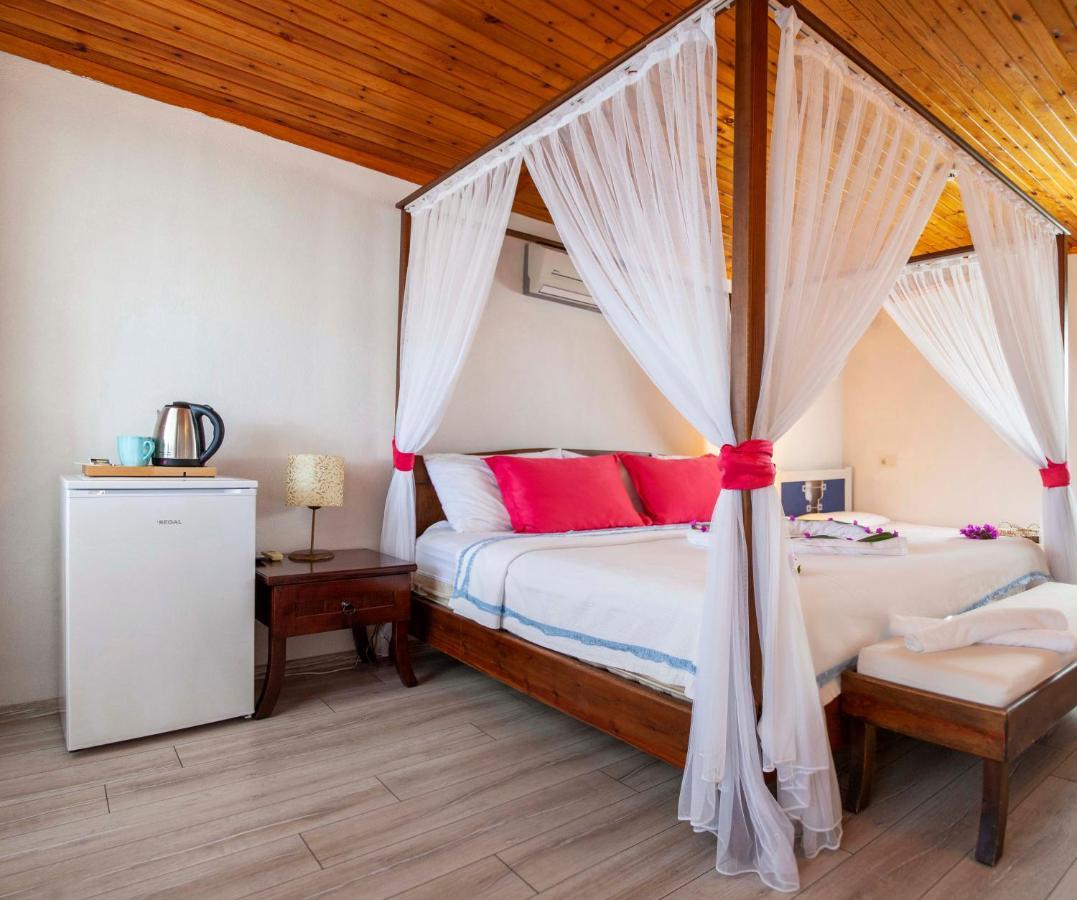 Aphrodite Hotel *