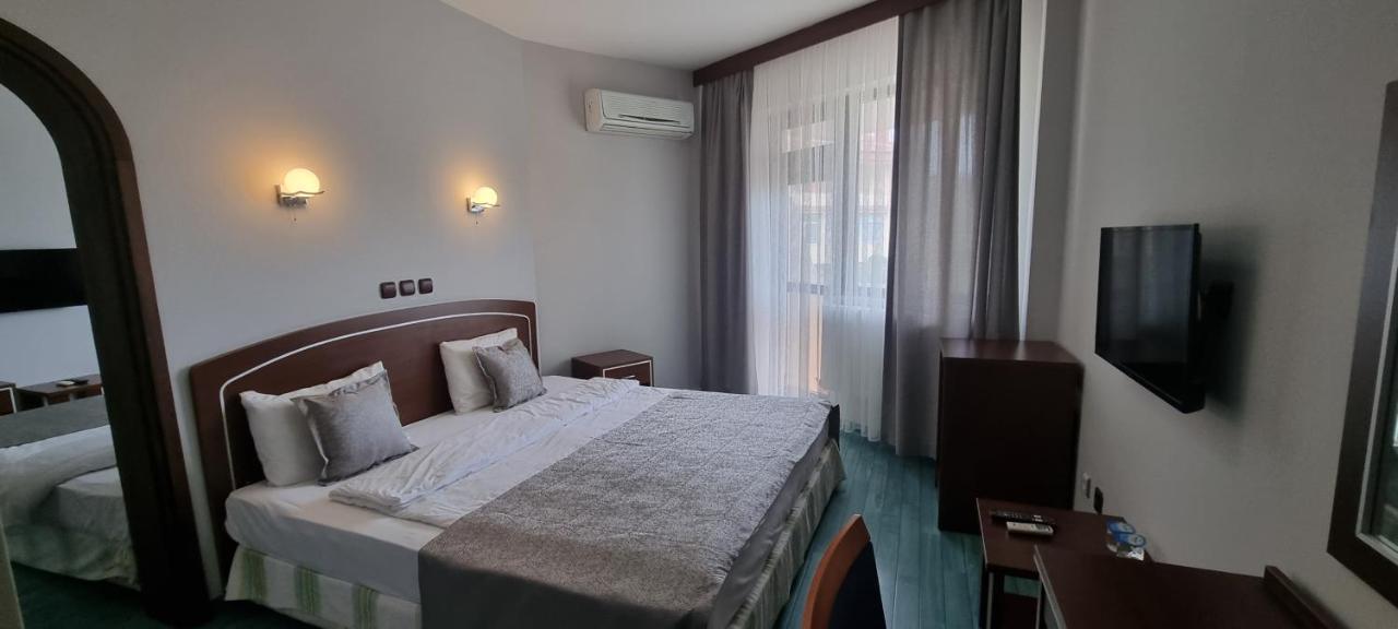Flora Hotel 3*