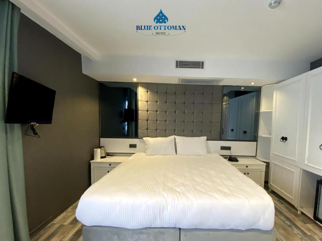 Hotel Blue Ottoman