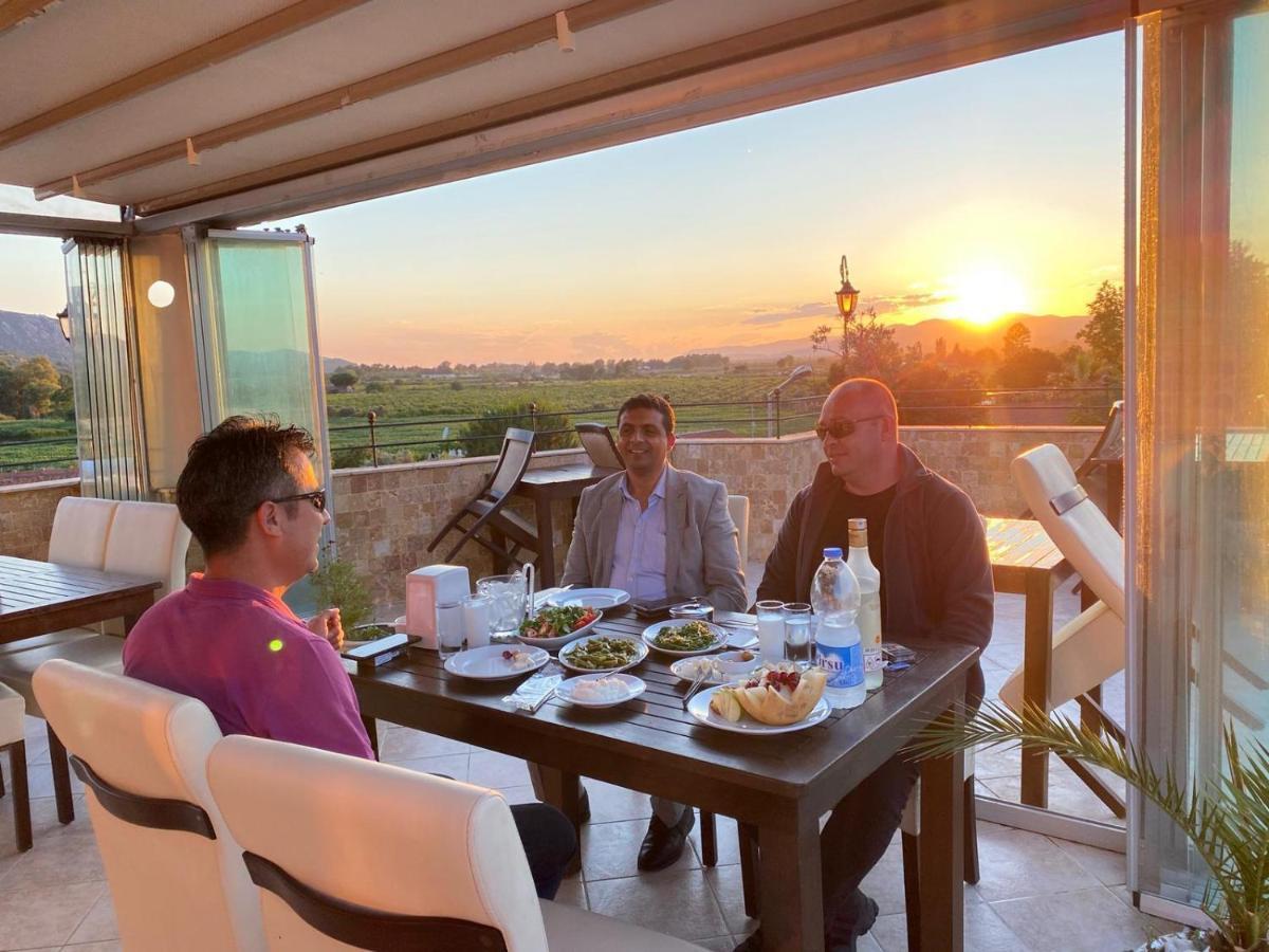 Hotel Rebetika & Bistro