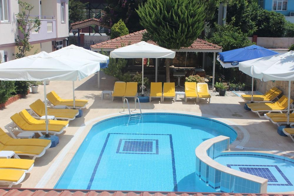 Victoria Princess Aparthotel Side