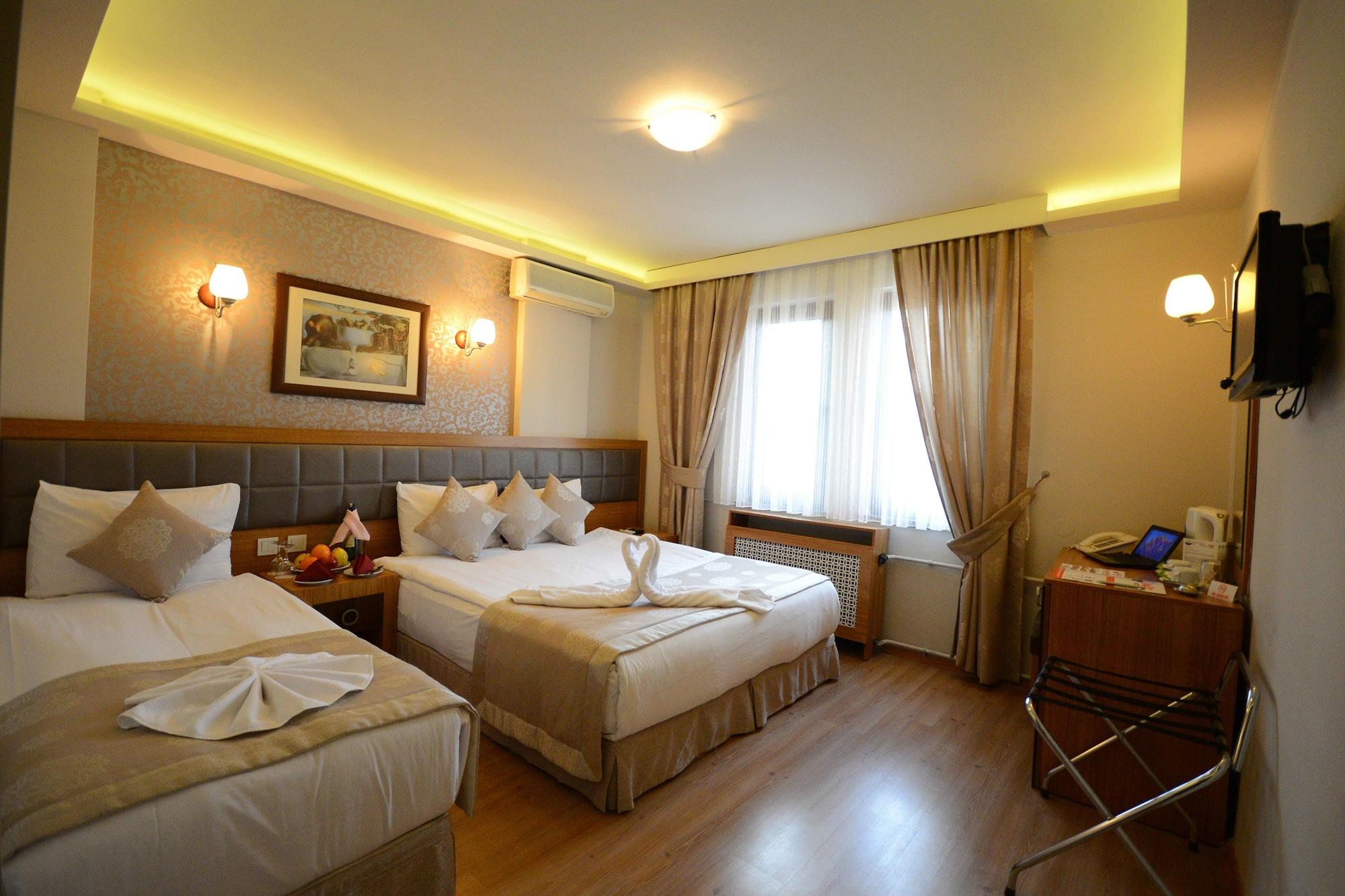 Anzac Hotel 3*