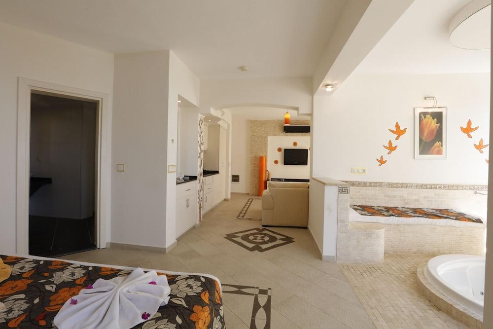 Hotel Golden Life Heights Deluxe - Adult Only 4*