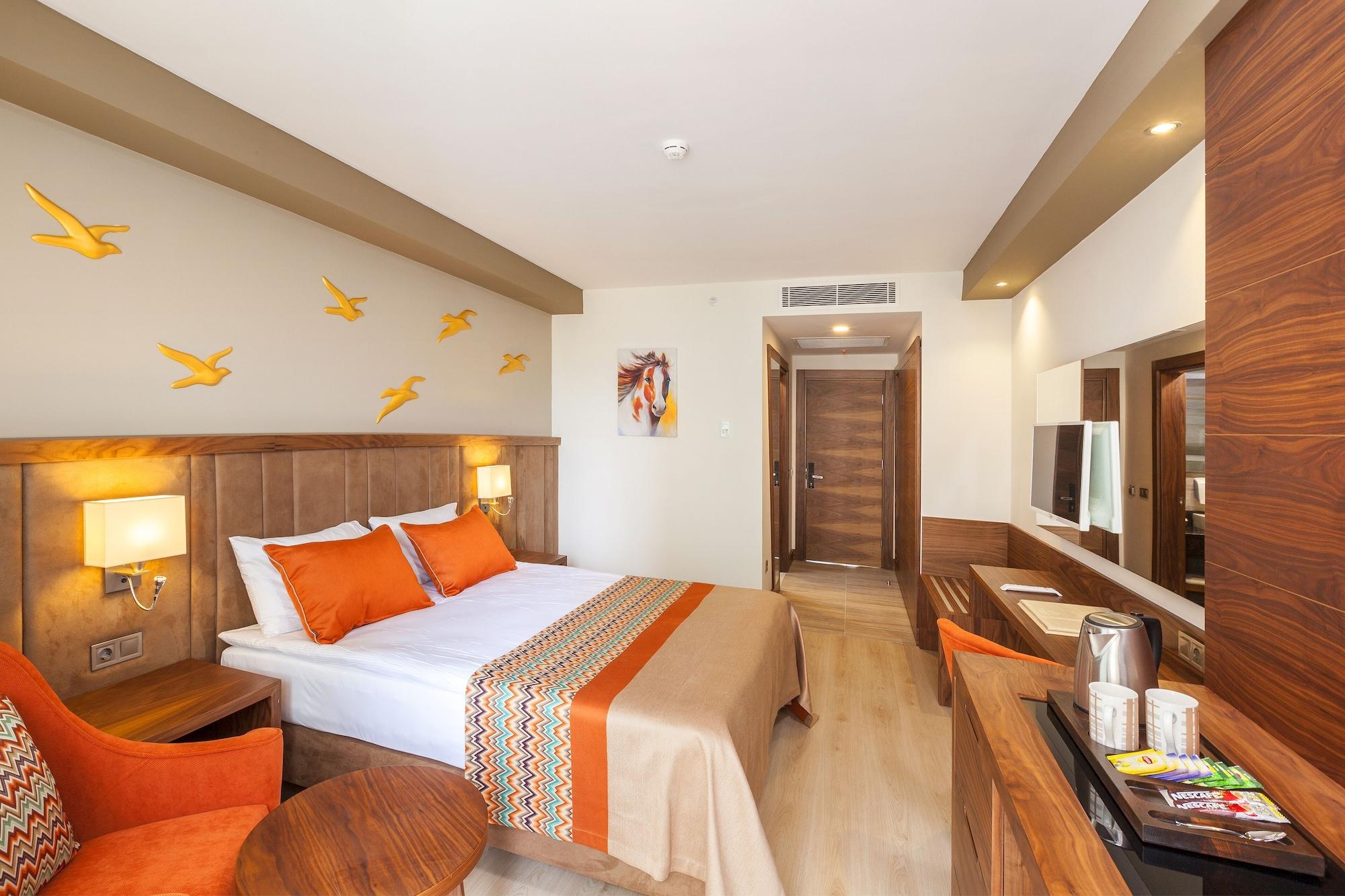 Royal Palace 5* Side