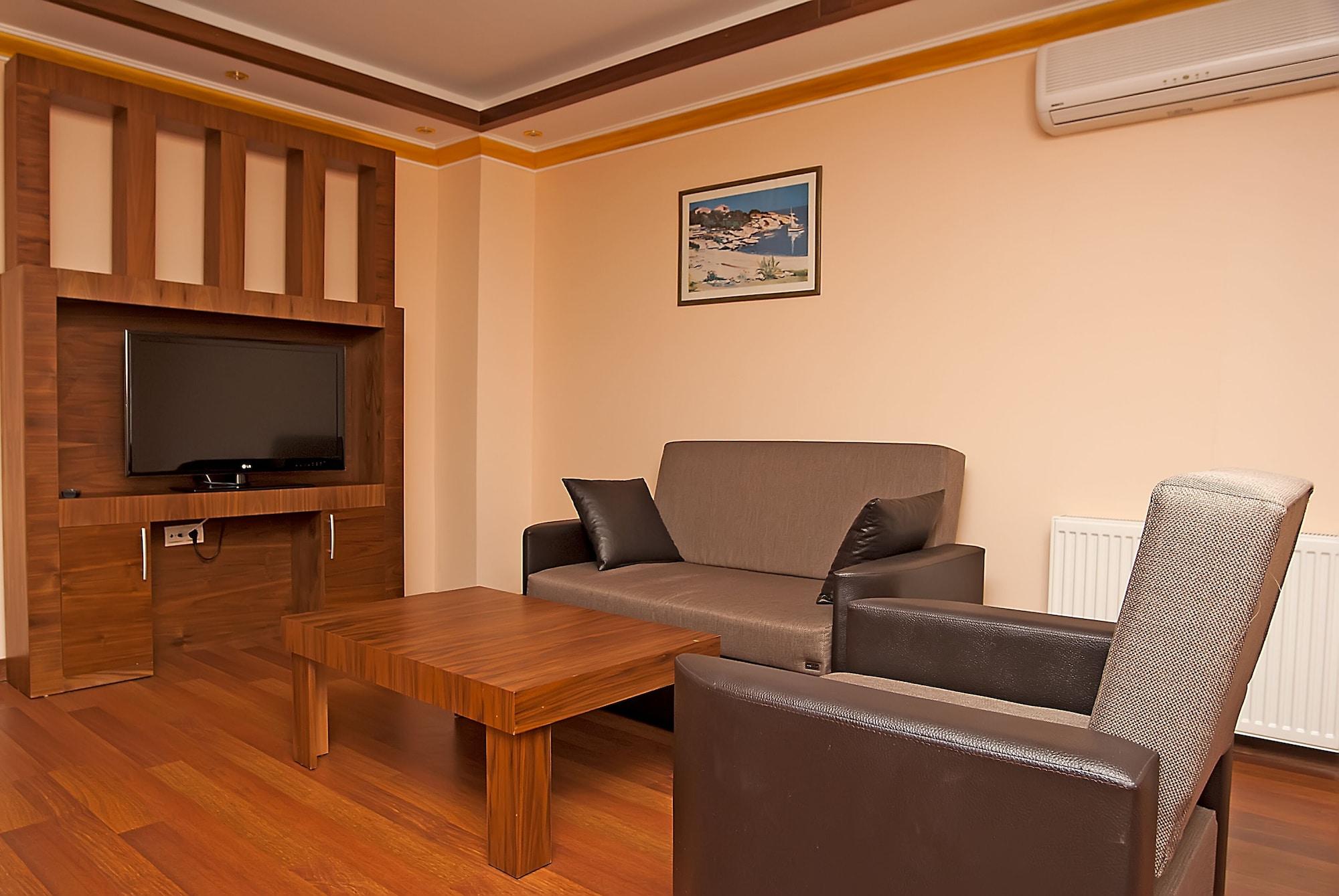 Dinara Hotel 2*