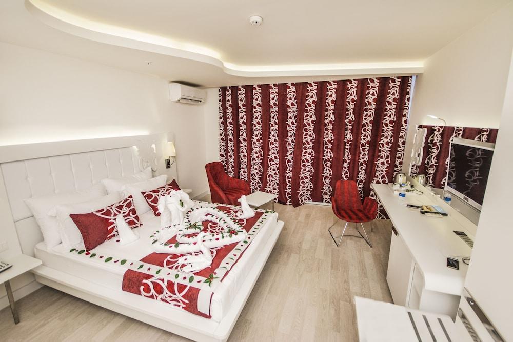 Hotel Laguna Alya &