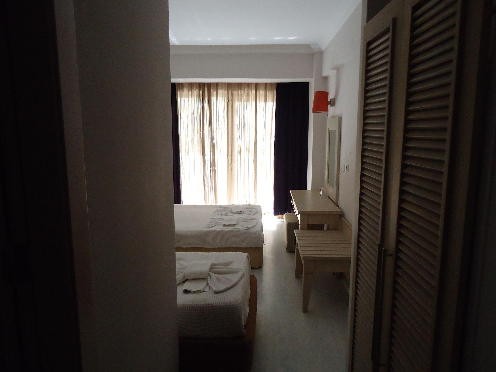 Resort Larissa Mare 4*