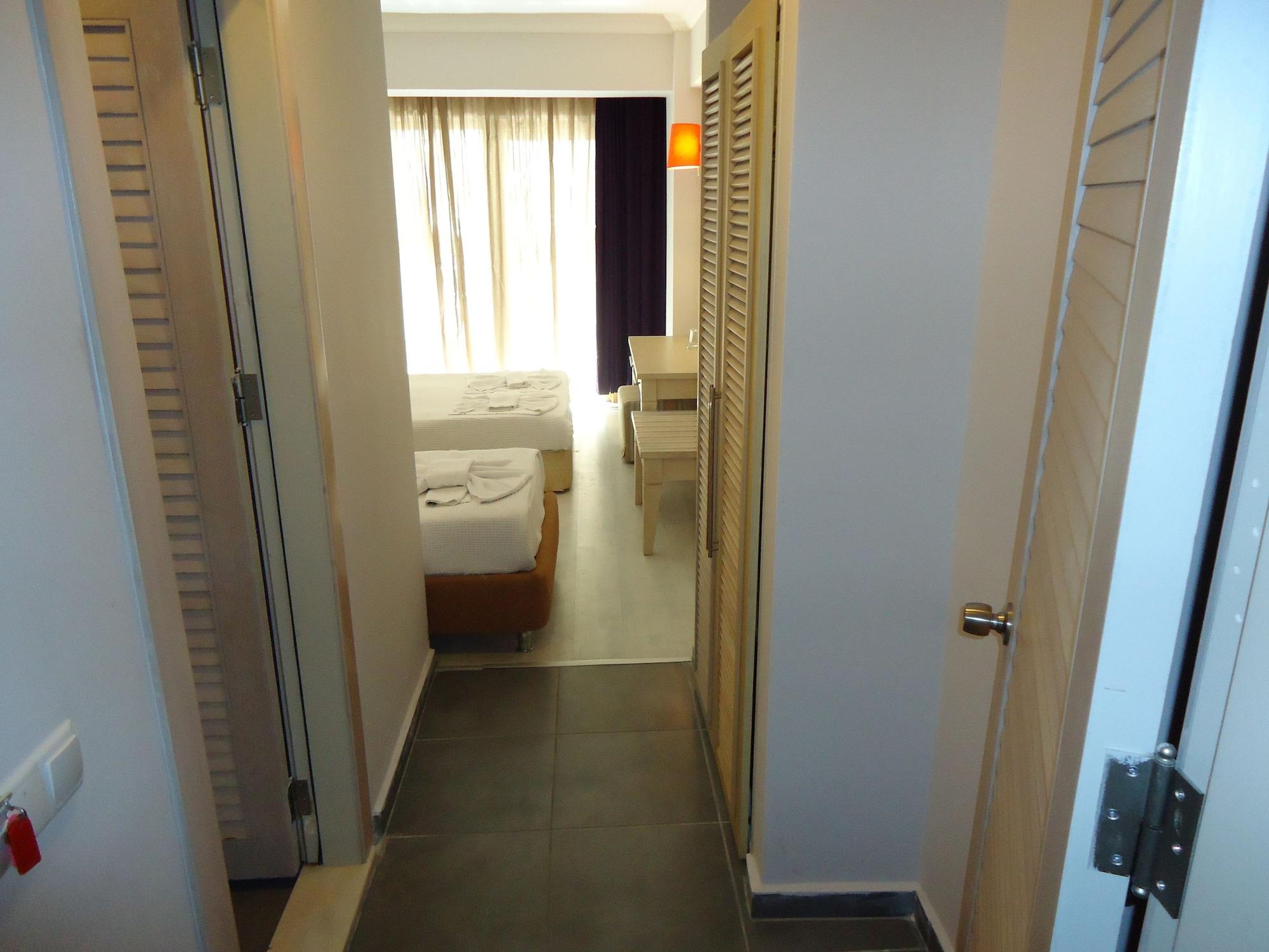 Larissa Mare 4*