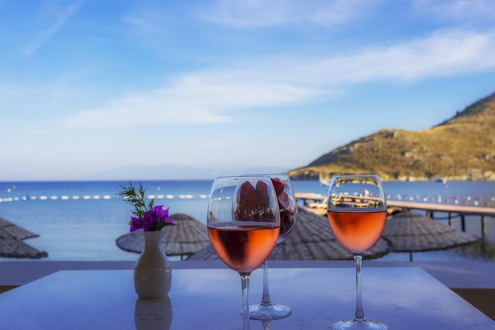Liv By Bellazure Hotel 4*