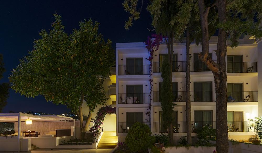 Hotel Liv By Bellazure 4*