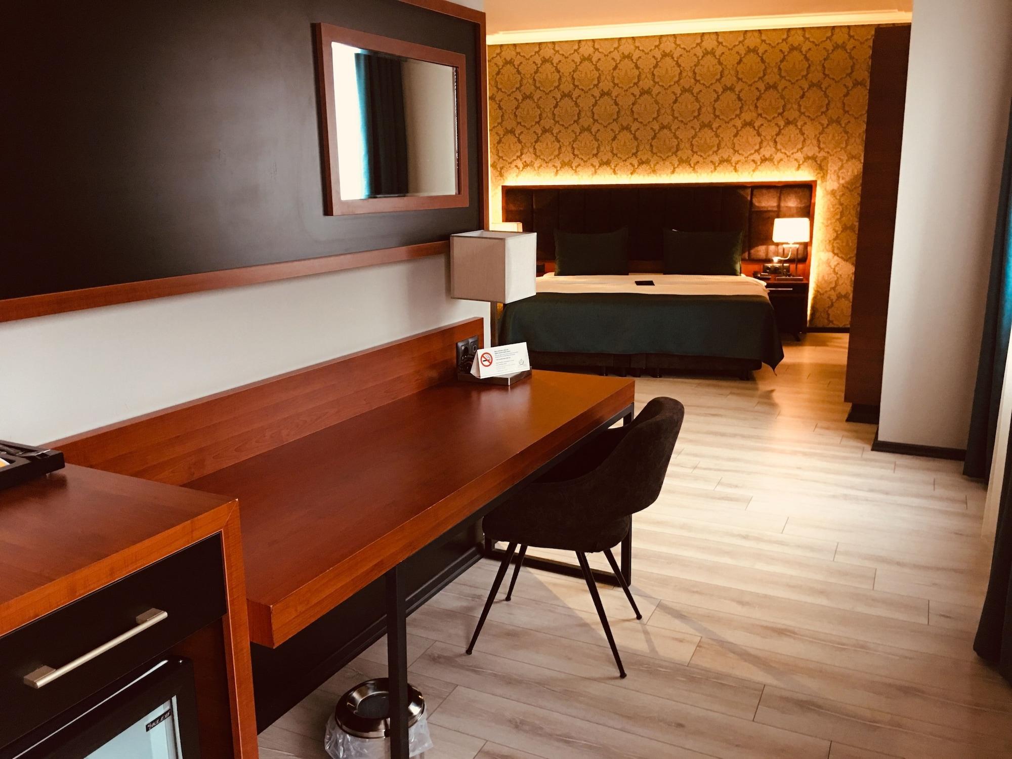 Grand Vaves Hotel