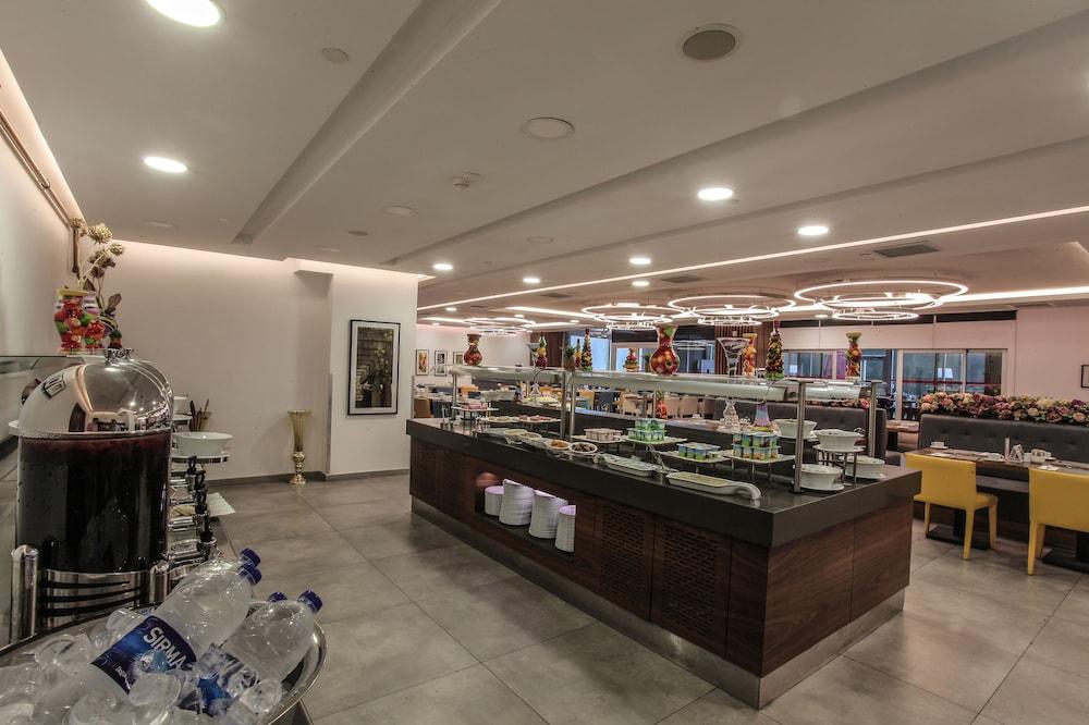Hilton Garden Gimat Hotel