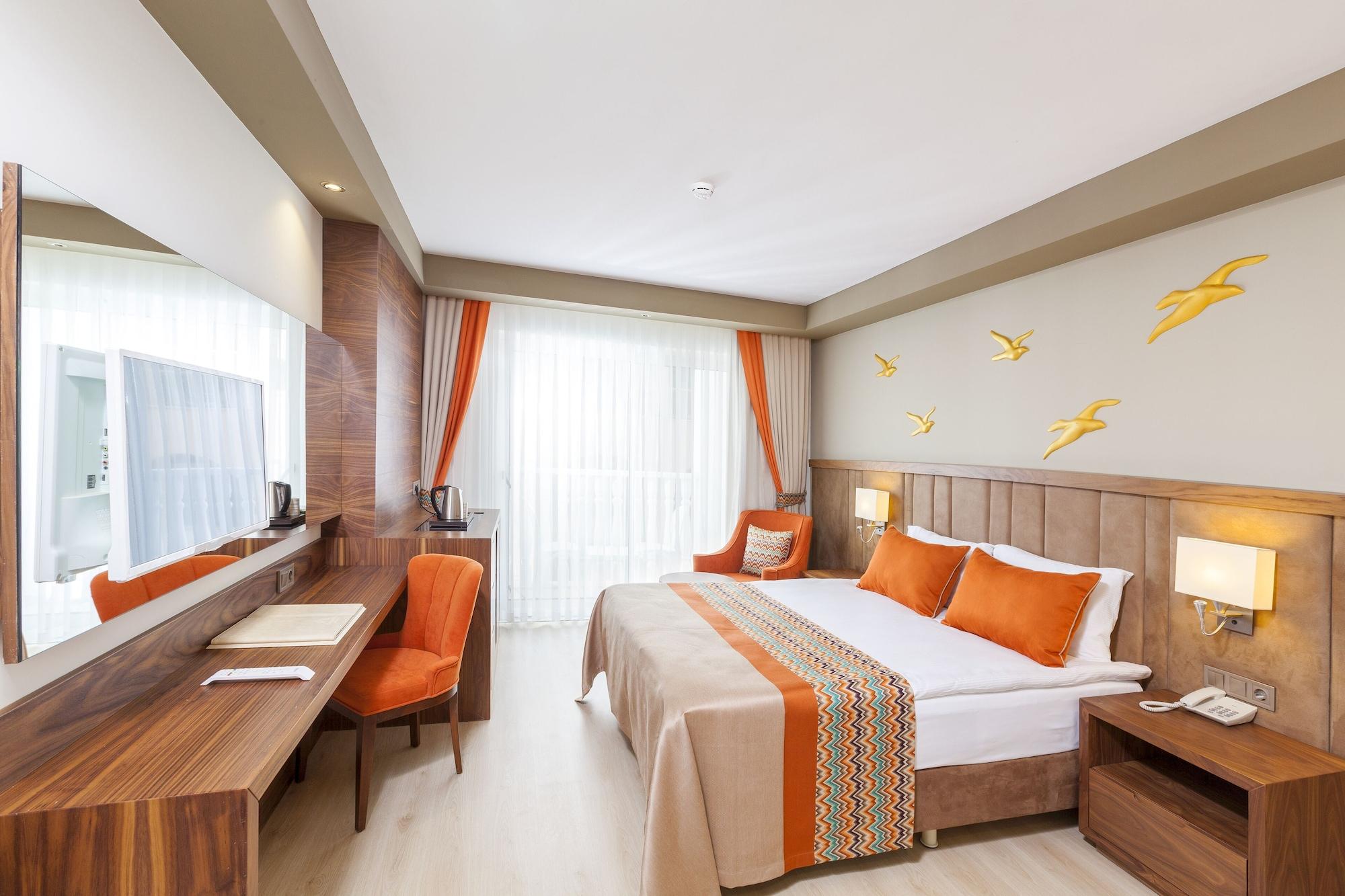 Royal Palace 5* Side