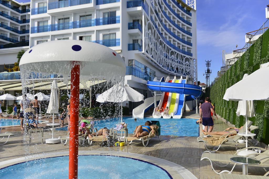 Hotel Azura Deluxe &