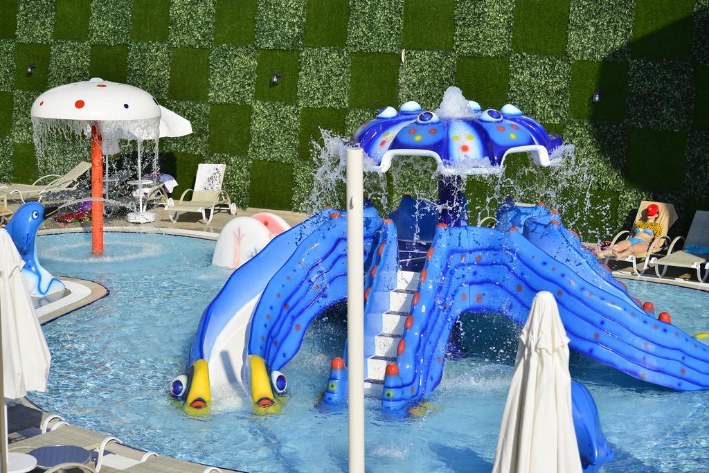 Hotel Azura Deluxe &