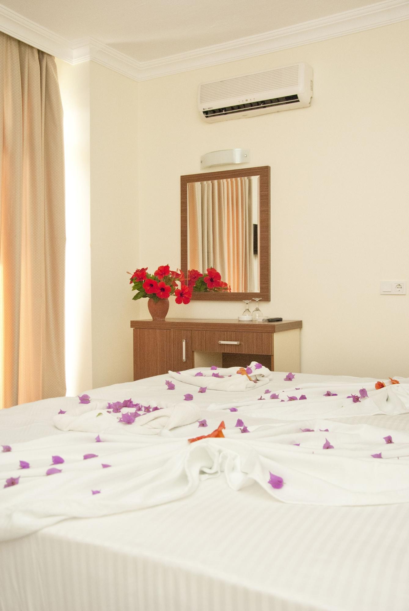 Hotel Dynasty Side
