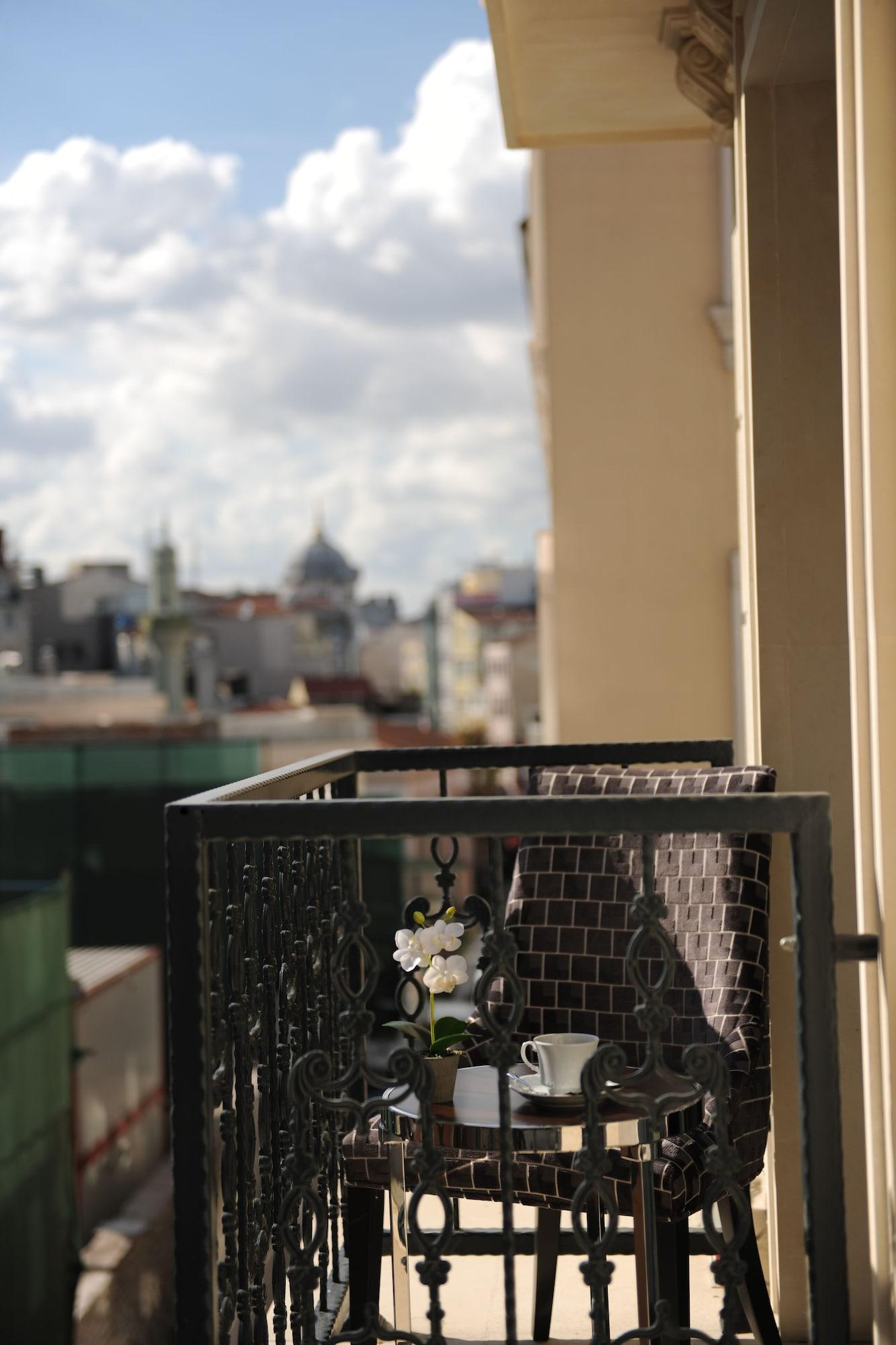 Le Petit Hotel