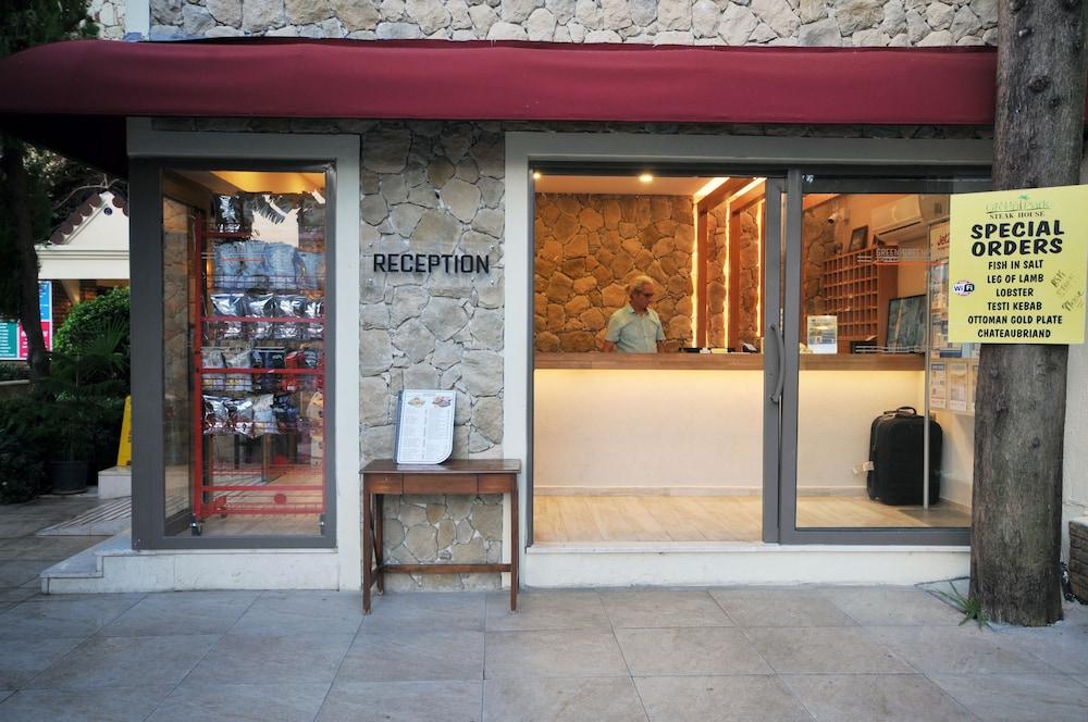 Greenpark Aparthotel 3*