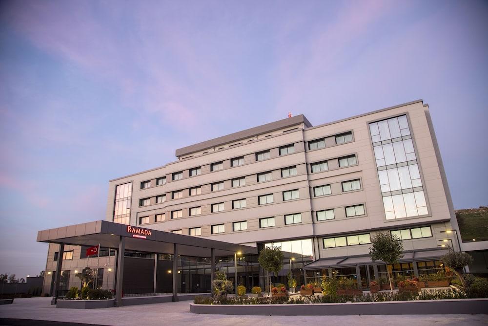 Ramada By Wyndham Aliaga Hotel