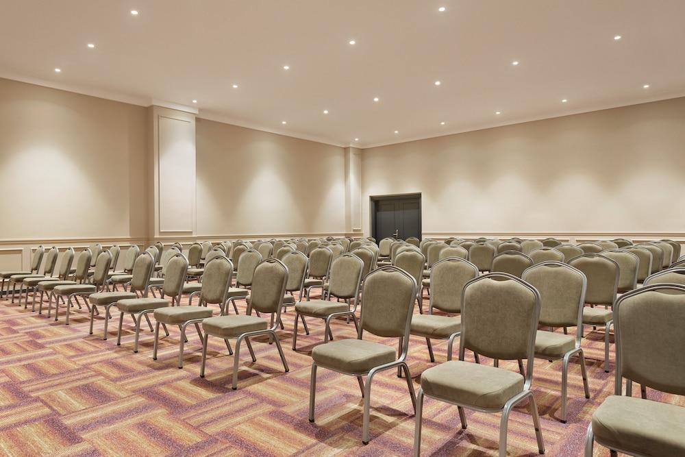 Hotel Ramada By Wyndham Aliaga
