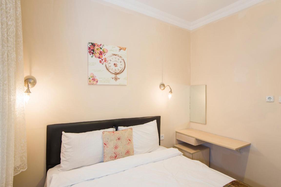 Bed & Breakfast Divan Wooden *