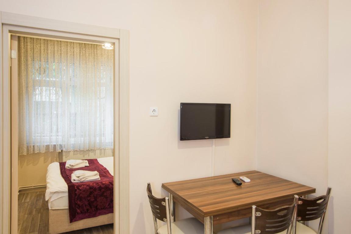 Bed & Breakfast Divan Wooden *